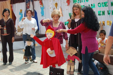 Participacion de las alumnas/os relatando el cuento de navidad