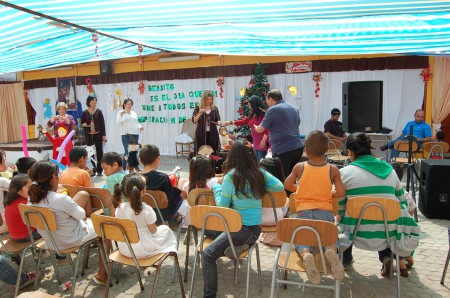 Niños del hogar redes viendo el cuento de navidad